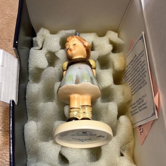 Goebel Hummel collector Club in box “Two Hands, One Treat” #493 Figurine - Picture 9 of 11